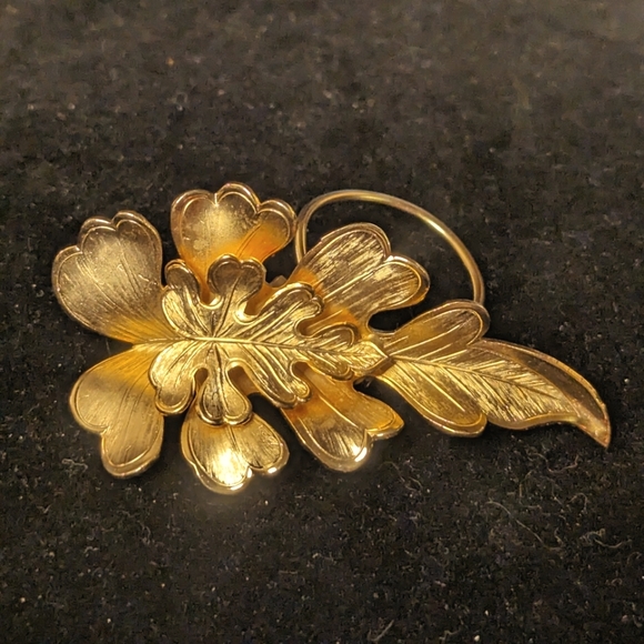 Vintage Unsigned Leaf Scarf Clip - Picture 5 of 5